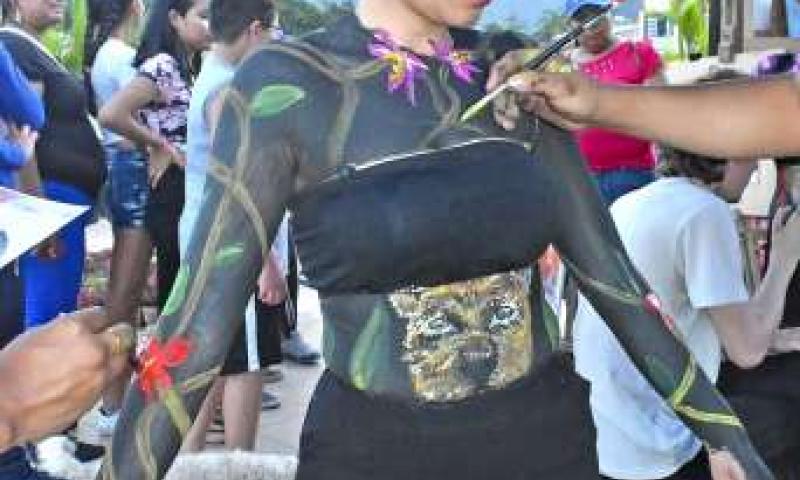 EXHIBICIÓN. Una exposición de body paint formó parte del encuentro intercultural. Foto: La Hora