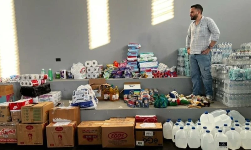 La mayor parte de las donaciones corresponde a agua potable embotellada, considerada una de las principales necesidades tras la emergencia / Foto: cortesía SNGR