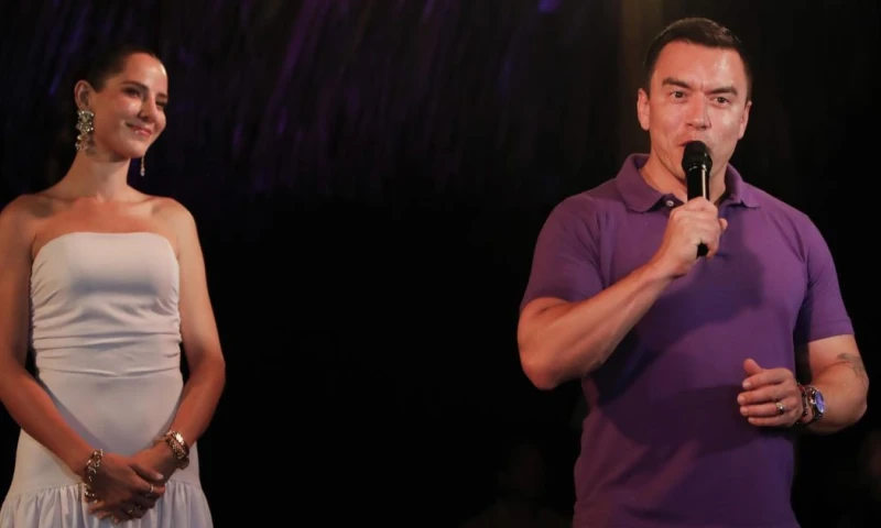 El presidentre reelegido se dirigió a sus seguidores desde una pequeña tarima en el patio de su casa de la playa / Foto: EFE