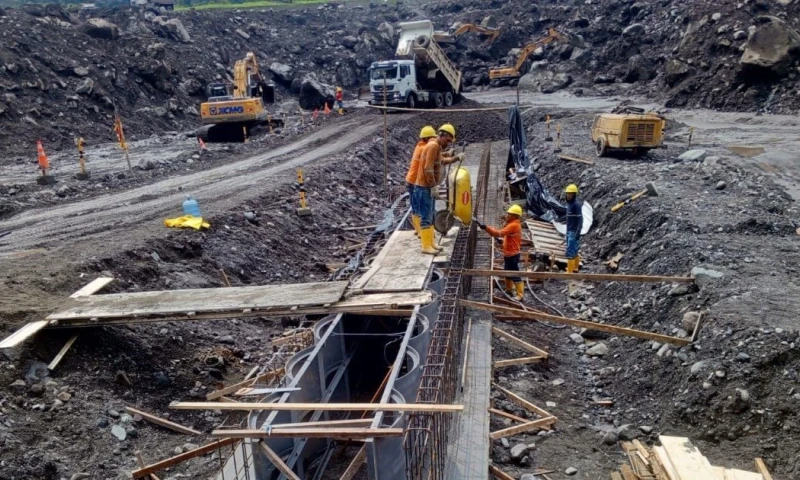 El dique permeable se construye a 7.8 kilómetros aguas abajo de la captación de la central / Foto: cortesía Celec