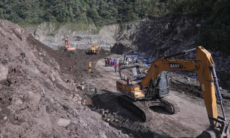 Durante la visita, el viceministro constató los trabajos en la variante provisional San Carlos / Foto: cortesía MIT