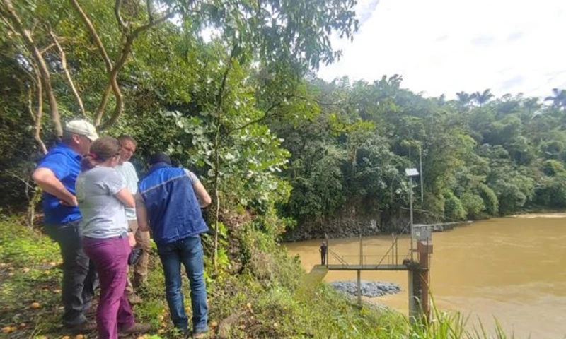 Los equipos técnicos recorrieron el puente El Salado, la captación de Coca Codo-Sinclair, la estación hidrométrica en el río Bombón/ Foto: Cortesía CELEC