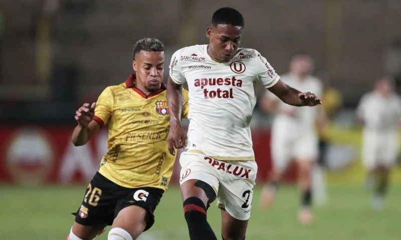 José Carabalí, volante ecuatoriano, es una de las figuras de Universitario de Deportes / Foto: EFE