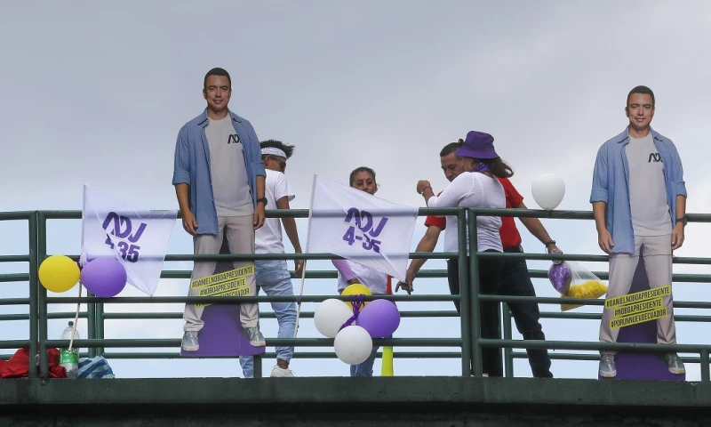 Los "Noboa de cartón" se han hecho populares en las caravanas con las que el joven empresario ha dado inicio al cierre de la campaña electoral / Foto: EFE