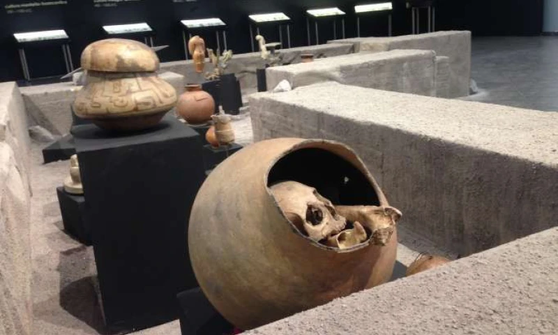 REPRESENTACIÓN. Con la exposición de piezas originales de varias culturas, se recreó una excavación arqueológica. Foto: La Hora