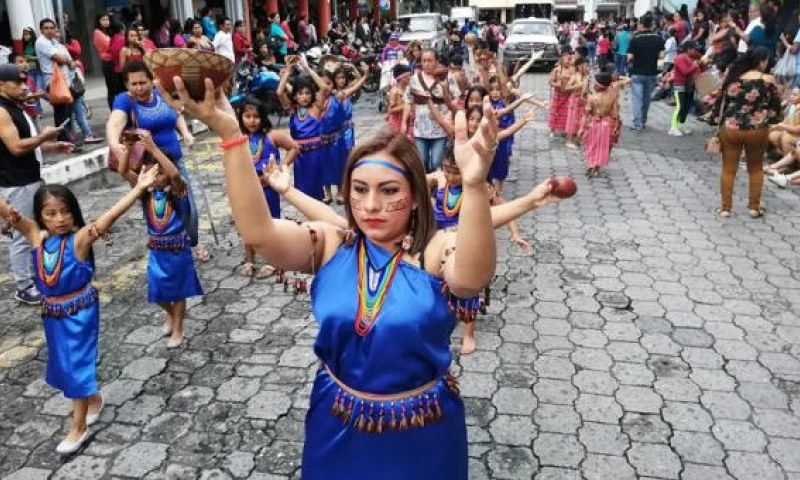 Noemí Carbo realiza un baile shuar con el acompañamiento de niñas y niños. Foto: El Comercio
