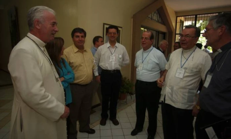 El sacerdote Jorge Nigsch (centro) cumplió 26 años de servicio. Foto: El Universo