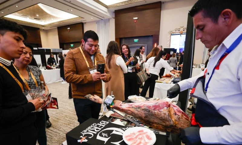 La cita reunió a altos representantes del sector hostelero y de importación / Foto: EFE