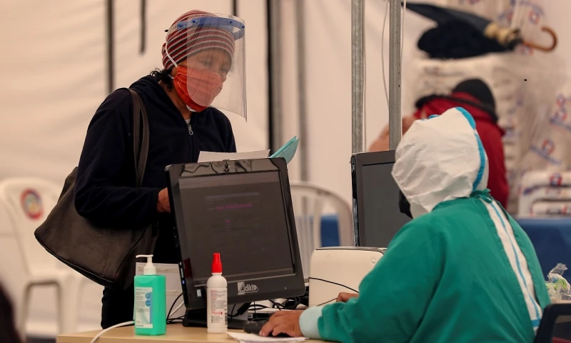 Los fallecimientos se reparten entre 9.636 confirmados por pruebas PCR y 4.593 probables, esto es, sin certificaciones médicas o forenses. Foto: EFE