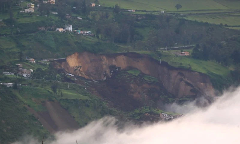 La noche ha impedido visualizar la magnitud de la tragedia que, según medios locales / Foto: EFE