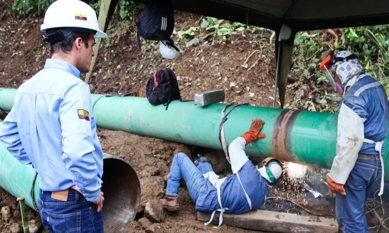 Técnicos de Petroecuador construyen la variante del SOTE en la zona del río Loco / Foto: cortesía Petroecuador