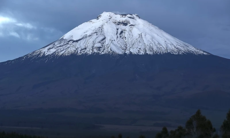 El Cotopaxi, ubicado a 45 kilómetros al sur de Quito, es el segundo pico más alto de Ecuador con sus 5.897 metros sobre el nivel del mar / Foto: EFE