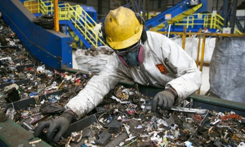 En el proceso de fragmentación, se muele la chatarra separando el material no ferroso, que va a la Planta Recuperadora de Residuos / Foto: EFE