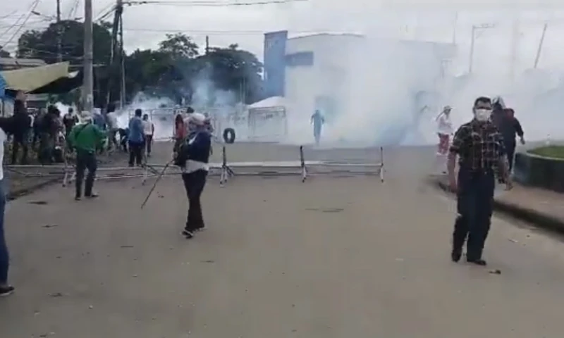 La Policía aseguró  que los manifestantes atacaron la mesa información del Ministerio de Ambiente que había sido instalada en el puesto policial de Las Naves / Foto: cortesía Conaie