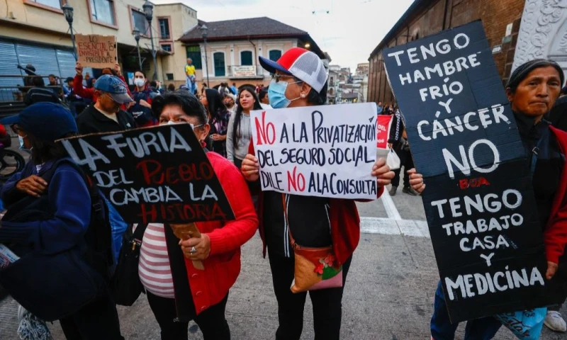 La movilización se desarrolló por las calles del centro histórico de Quito hasta llegar a la Plaza de Santo Domingo / Foto: EFE