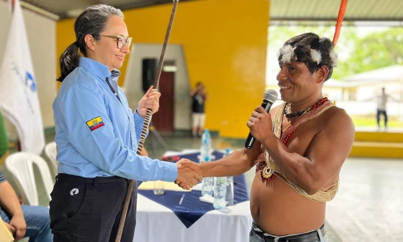 Marcela Reinoso, gerente general de Petroecuador, firmó el convenio.  / Foto: cortesía Petroecuador 