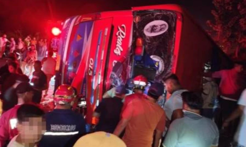 En Guayas, incidente dejó tres personas muertas y quince heridas, tras el volcamiento de un autobús / Foto: cortesía ECU 911