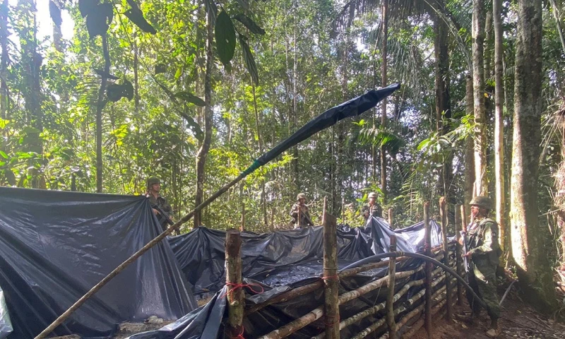 En el operativo se halló 100 galones de gasolina blanca/ Foto: cortesía FFAA