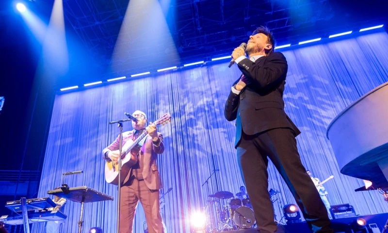 Sin Bandera deleitó con su repertorio de éxitos y se confabuló con los sentimientos de los alrededor de 10.000 asistentes a esta actuación / Foto: cortesía 