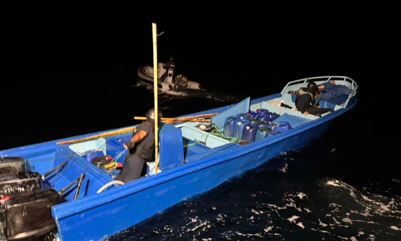 A bordo de la lancha iban dos hombres que fueron detenidos y a quienes se les encontró 1.500 bloques de droga / Foto: cortesía Fuerzas Armadas del Ecuador