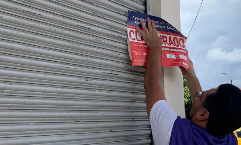 Personal de Arcsa realizó una inspección en Sucúa, Morona Santiago / Foto: cortesía Ministerio de Salud