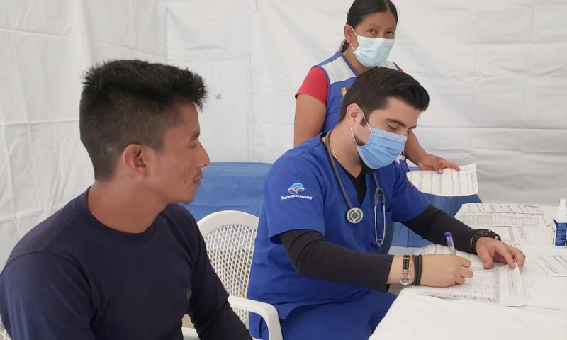 Se ejecutaron 355 brigadas médicas en las categorías de salud integral, visitas domiciliarias, salud escolar, atención comunitaria, control de vectores y vacunación.  foto cortesía Petroecuador