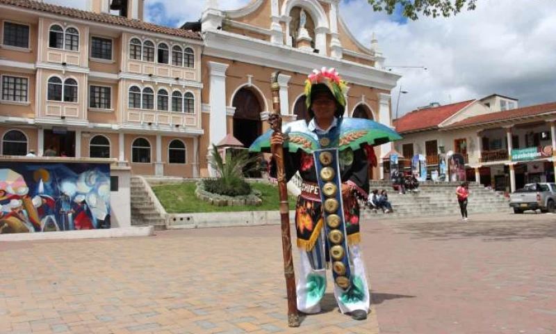 Personaje. Jimmy Tene se alista para entregar el bastón de mando. Foto: La Hora
