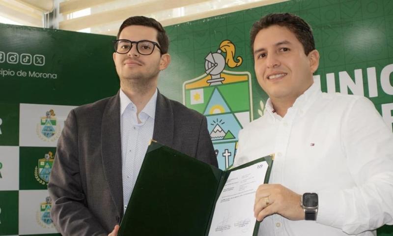 Francisco Andramuño, alcalde de Morona, firmó el convenio con el BDE / Foto: cortesía Municipio de Morona 