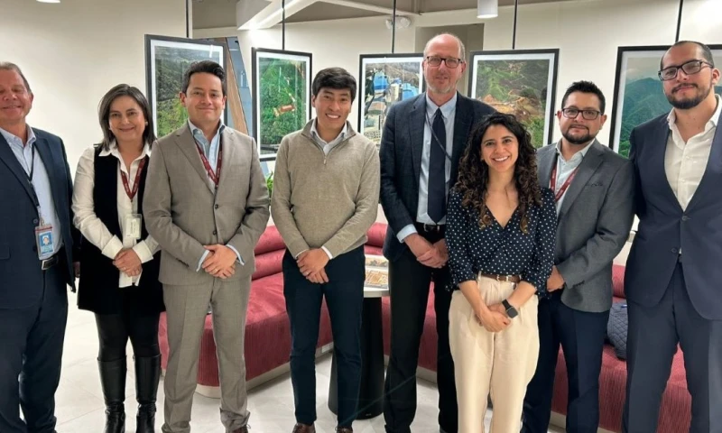 El embajador de Canadá en Ecuador, Stephen Potter (centro), visitó las oficinas de Silvercorp Metals / Foto: cortesía Curiming S.A.
