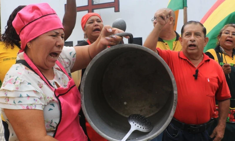 Los transportistas sindicalizados de El Alto mantienen una huelga con bloqueos de calles / Foto: EFE