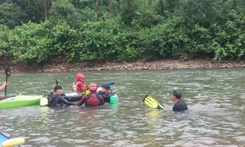 El turista murió mientras se bañaba en las aguas del río Puyo, en la Amazonía, cuando en forma inexplicable fue arrastrado por la corriente. Foto: Cortesía Cuerpo de Bomberos de Shell . Foto: El Comercio