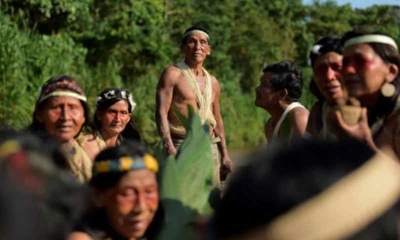 Los indígenas Waorani navegan en una canoa en el río Curaray, cerca de la aldea de Nemompare, en la provincia de Pastaza, Ecuador. Foto: El Comercio