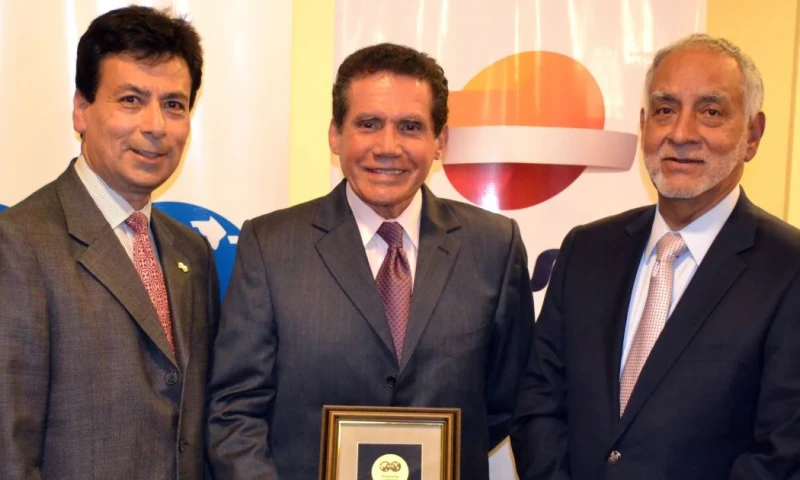 Boris Abad (centro) tiene 49 años de experiencia en la industria petrolera / Foto: cortesía SPE Ecuador