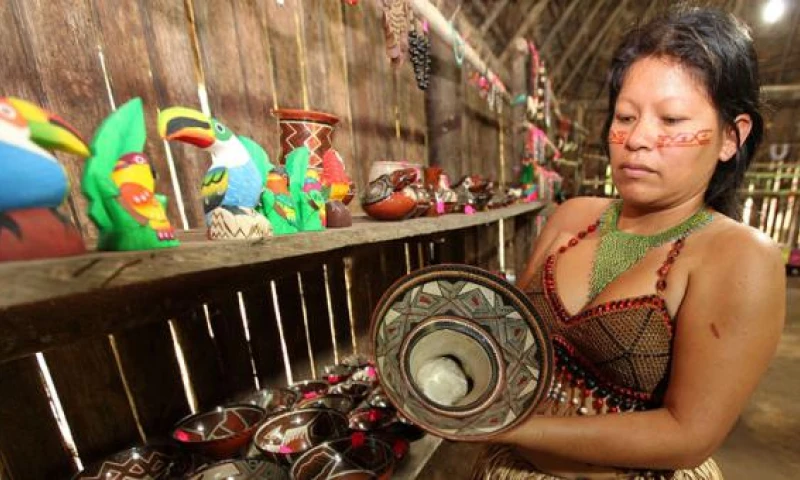 Olga Mocoshigua también confecciona artefactos de barro y vende a los turistas. Foto: Glenda Giacometti