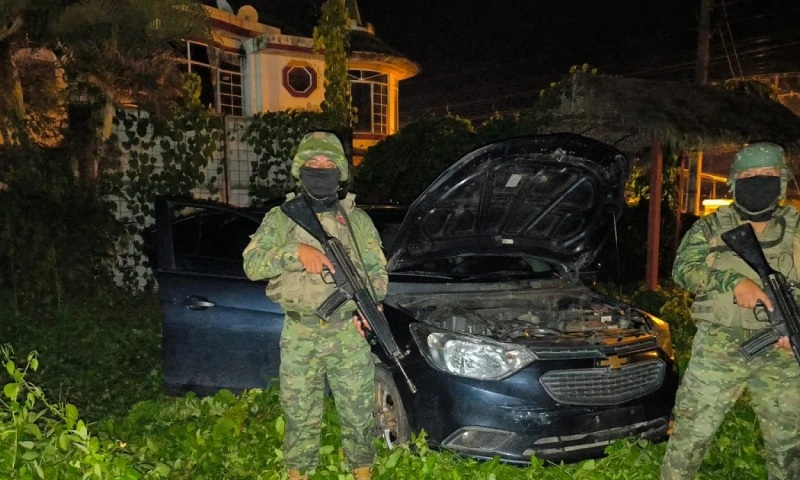 "Los vehículos contenían explosivos y dos tanques de gas, además de dos fusiles de largo alcance, una pistola y varias municiones" / Foto: cortesía FF.AA.