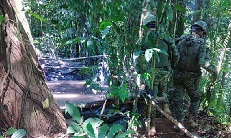 Contenía aproximadamente 300 galones de gasolina/ Foto: cortesía Ejército ecuatoriano