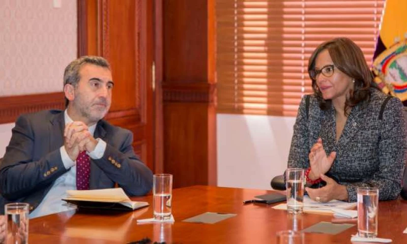 VISITA. Edison Lanza junto a la presidenta de la Asamblea, Elizabeth Cabezas. Foto: La Hora