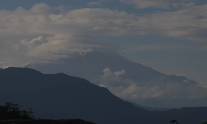  La altura de la nube de ceniza es de aproximadamente 1.500 metros / Foto: El Oriente 