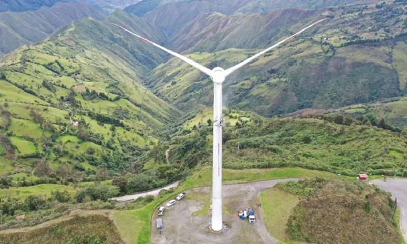  La central fue construida a lo largo de la línea de cumbre del cerro Villonaco / Foto: cortesía Celec