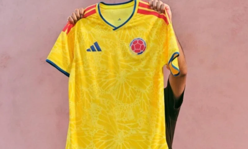 La camiseta titular de la Selección Colombia mantiene el amarillo tradicional e incorpora un diseño de mariposas inspirado en el realismo mágico y la biodiversidad del país./ Foto: cortesía