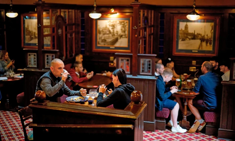Clientes en el pub Goldengrove en Londres el 4 de julio, luego de que las restricciones se flexibilizaron aún más. Los científicos están cada vez más preocupados por las pequeñas partículas virales que pueden permanecer en el aire.Credit...Tolga Akmen/Agence France-Presse — Getty Images