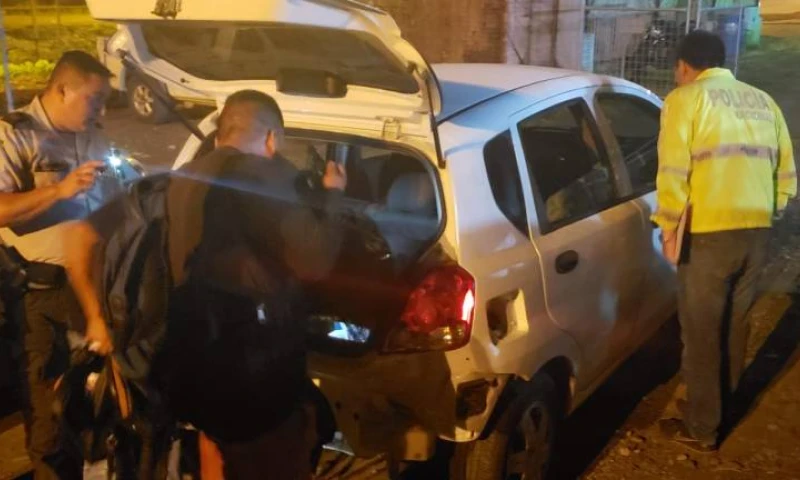 Auto en el que se trasladaban los delincuentes. Foto: Extra