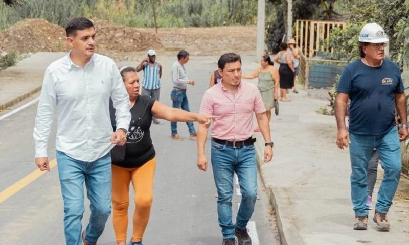 Germán Flores, alcalde de Puyo, inspeccionó el estado de varias obras/ Foto: cortesía Municipio de Puyo