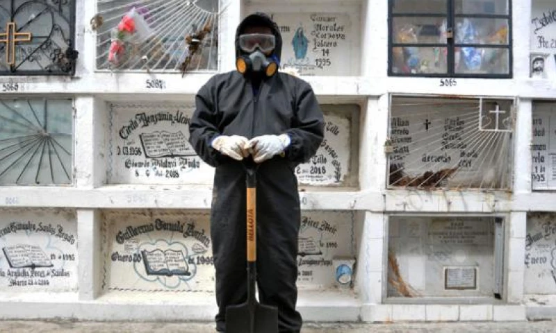 Ecuador no había registrado un incremento tan grande en fallecidos desde que se reportó la primera víctima por covid-19 el pasado 13 de marzo del 2020. Foto: AFP. 