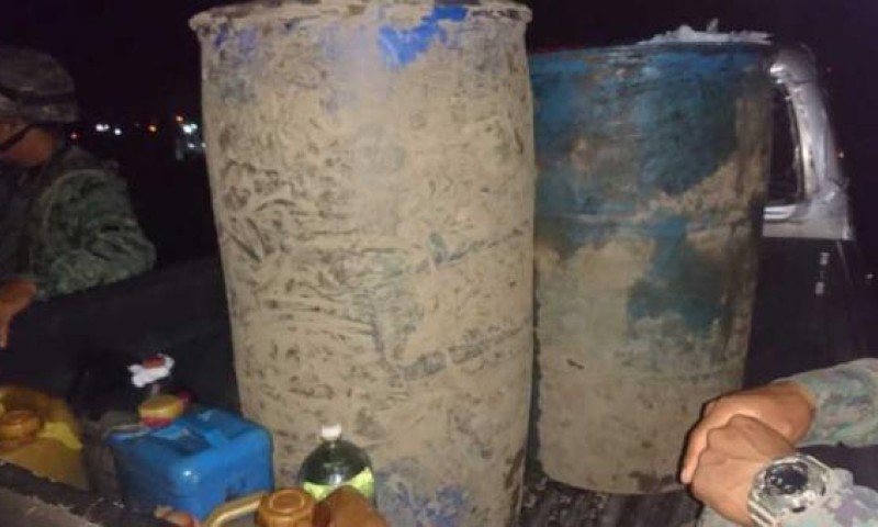 Efectivos del Comando Conjunto de las Fuerzas Armadas del Ecuador (FF.AA.) decomisaron 225 galones de combustible en Sucumbíos, en la Amazonía ecuatoriana. Foto: El Comercio