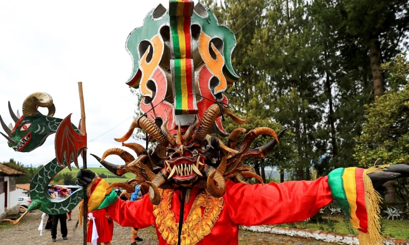 Los diablos de Píllaro bailan en vivo, en un desafío virtual a la pandemia / Foto: EFE