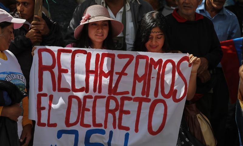 Frente a la sede de la Corte Constitucional, las organizaciones indígenas y los colectivos antimineros realizaron un plantón para exigir la anulación del Decreto 754 / Foto: EFE
