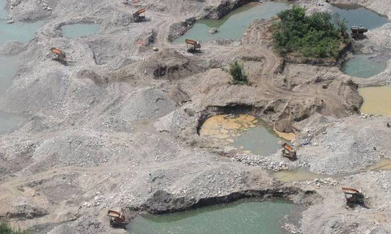 Las estimaciones indican que cada máquina extrae alrededor de 800 gramos de oro puro por día / Foto: cortesía Gringo Rodríguez