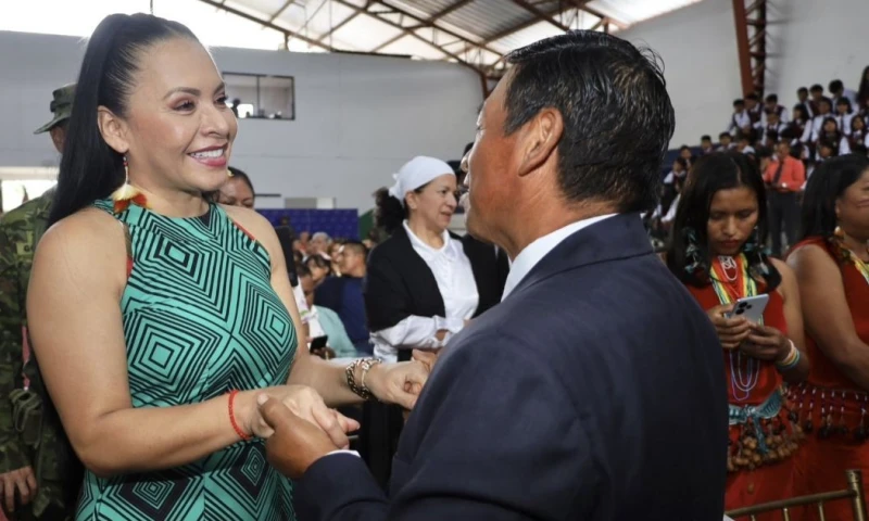 La presidenta del CNE, Diana Atamaint, entregó la credencial al alcalde Fabricio Narváez / Foto: cortesía Diana Atamaint