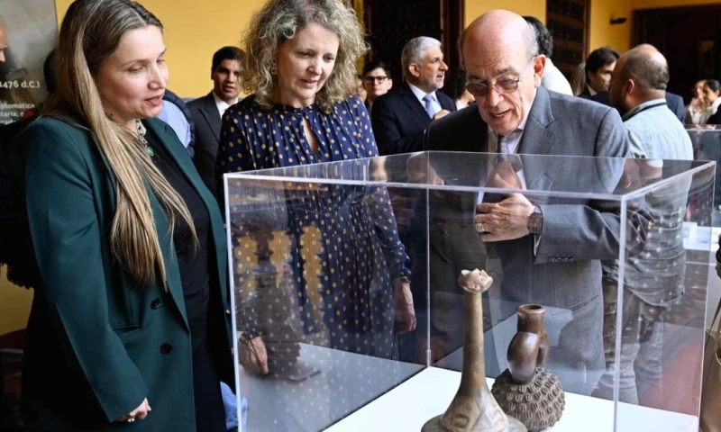 La ceremonia de entrega de estas piezas fue celebrada en el Palacio de Torre Tagle / Foto: EFE 